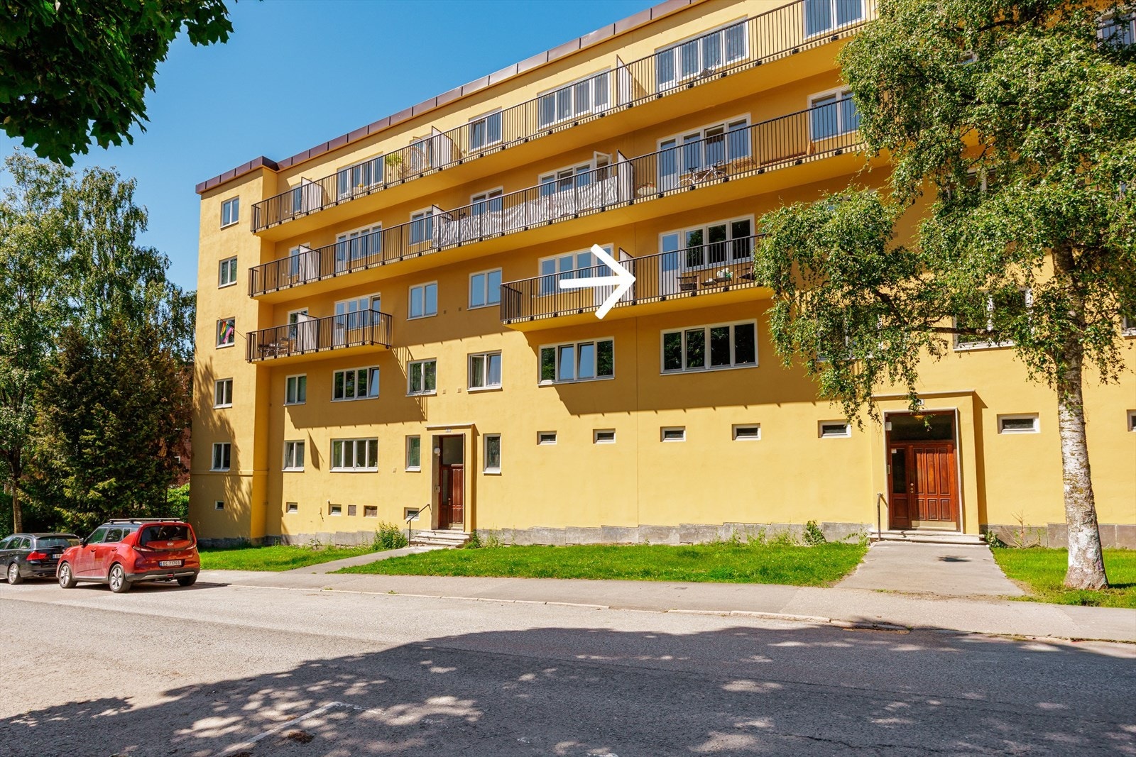 Her bor du sentralt med kun 3 minutter til trikk ved Rosenhoff, dagligvarebutikker, treningssentre og grønne områder som Sinsenparken like i nærheten. Galleribilde