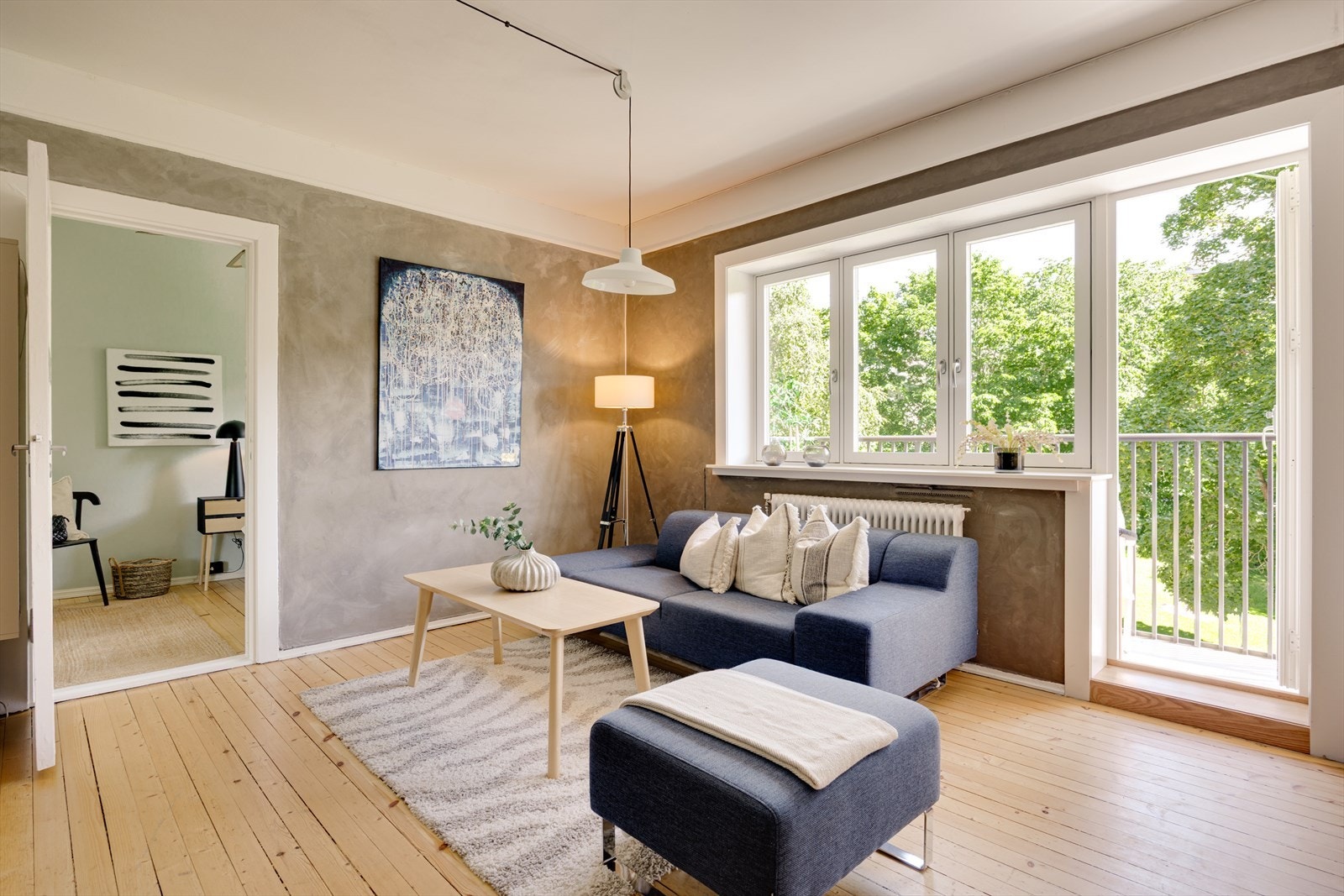 Velkommen til Båhusveien 24! En lys og attraktiv leilighet i et rolig, tilbaketrukket område på Sinsen - med kort vei til alt byen har å by på. Galleribilde