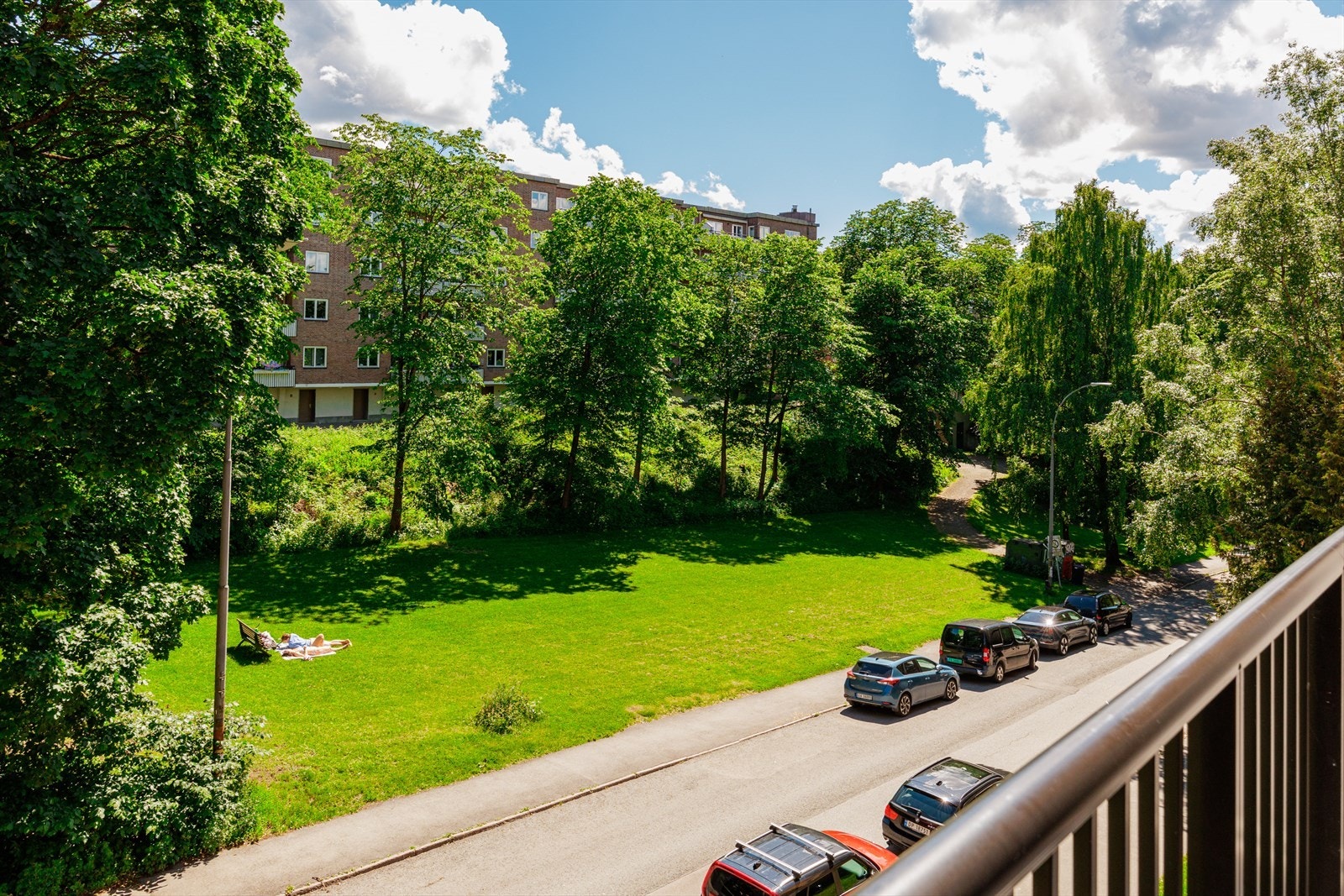 Herfra har du en hyggelig og skjermet utsikt mot grøntområde. Dette blir en fin forlengelse av stuen, perfekt til både morgenkaffen og rolige kvelder ute. Galleribilde