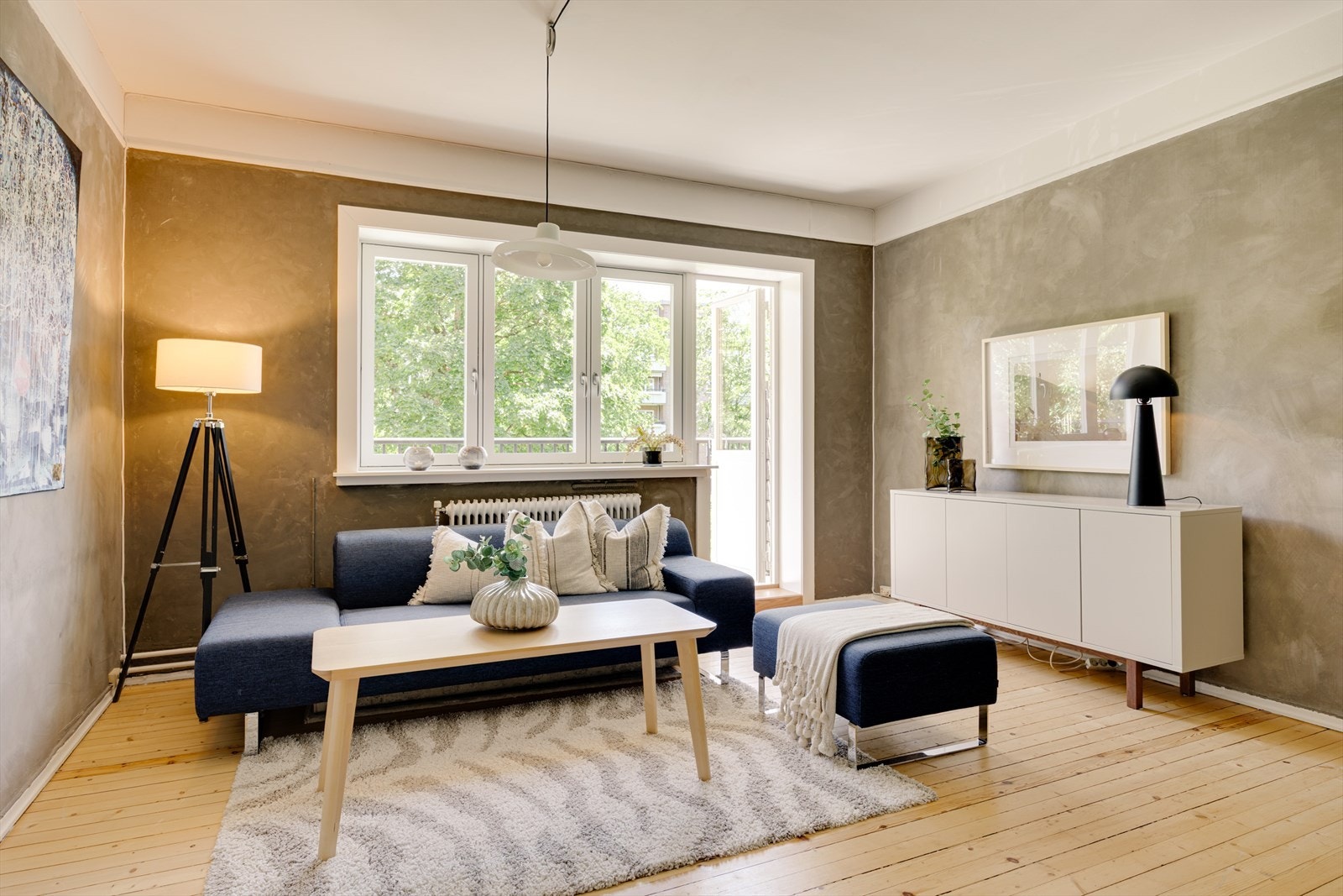 Stue og kjøkken ligger i åpen løsning, men er likevel naturlig delt i to soner som gir en god romfølelse. Galleribilde