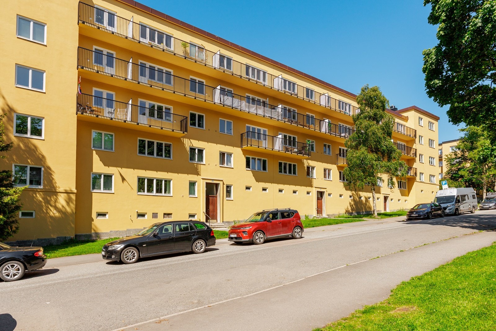 Her kombineres grønne omgivelser med en svært sentral beliggenhet. Trikkestoppet på Rosenhoff er kun tre minutters gange unna. De daglige innkjøpene gjør du enkelt til fots. Nærbutikken Schouterrassen eller Kiwi like i nærheten. Galleribilde