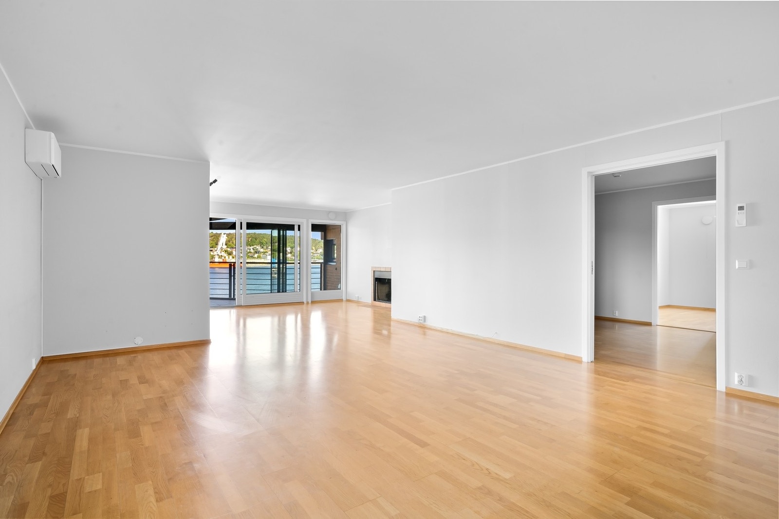 Lys og romslig stue Galleribilde