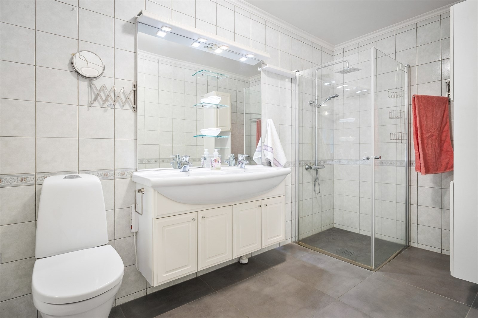 Badet er pusset opp på starten av 2000-tallet, og selger opplyser at det ble lagt flis på flis for noen år siden. Galleribilde