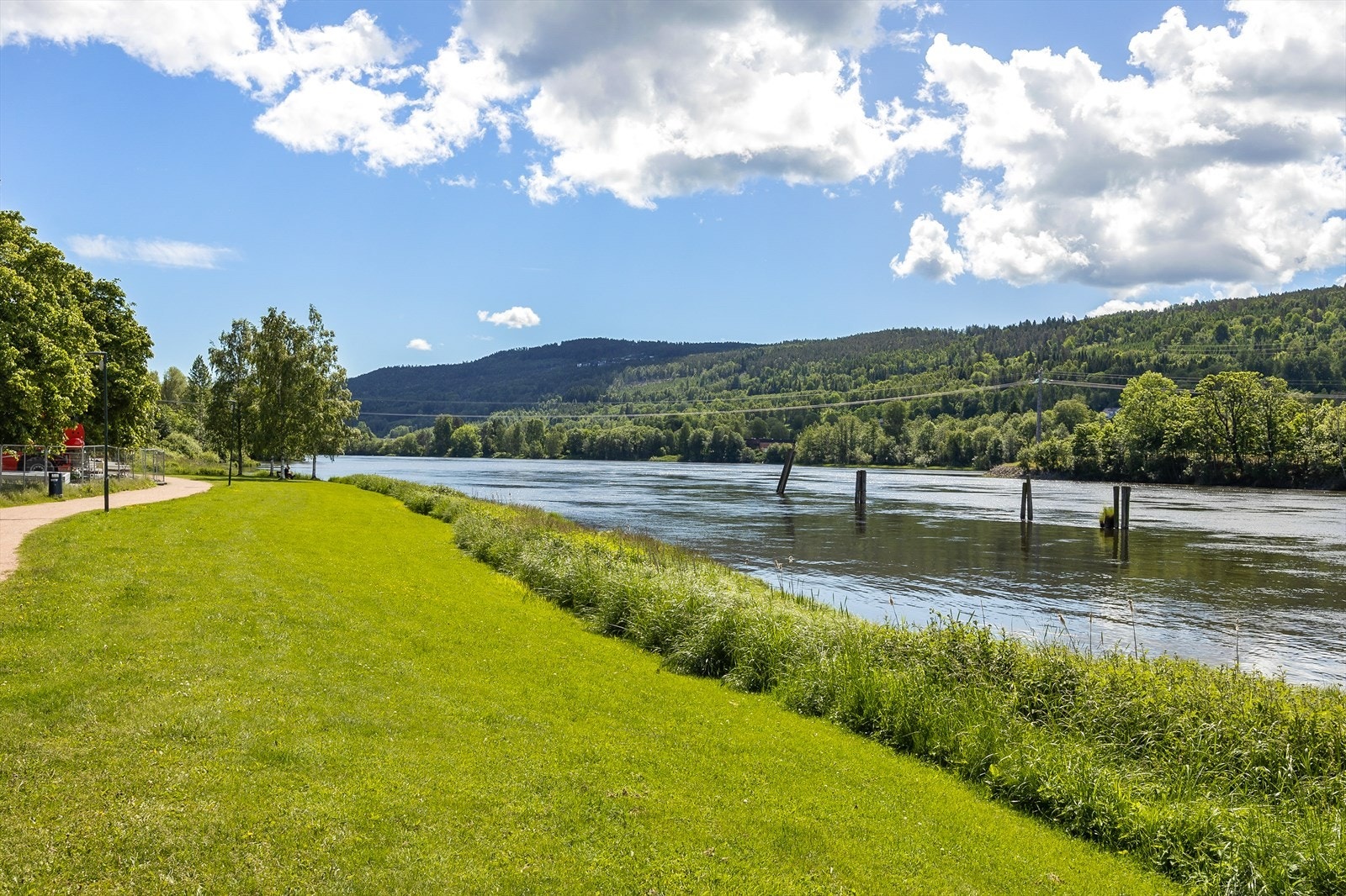 Idyllisk og naturskjønt. Elvepromenaden ligger rett utenfor leiligheten. Galleribilde