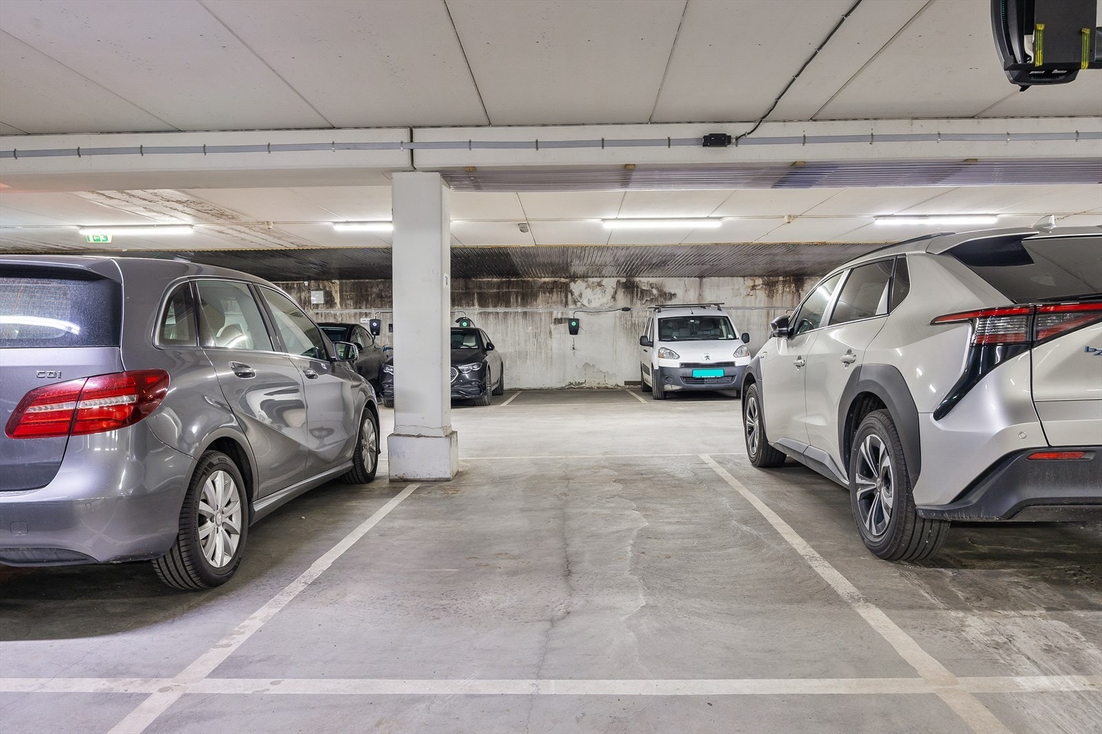 To garasjeplasser medfølger - én med elbil-lader. Galleribilde