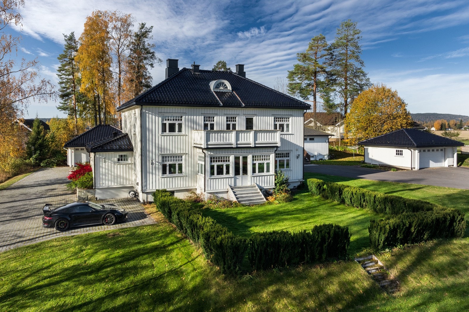 Villaen er tegnet i skjæringspunktet mellom embetsbolig/nyklassisisme, og ble omfattende oppgradert i 2014 med respekt for eiendommens opprinnelige uttrykk Galleribilde