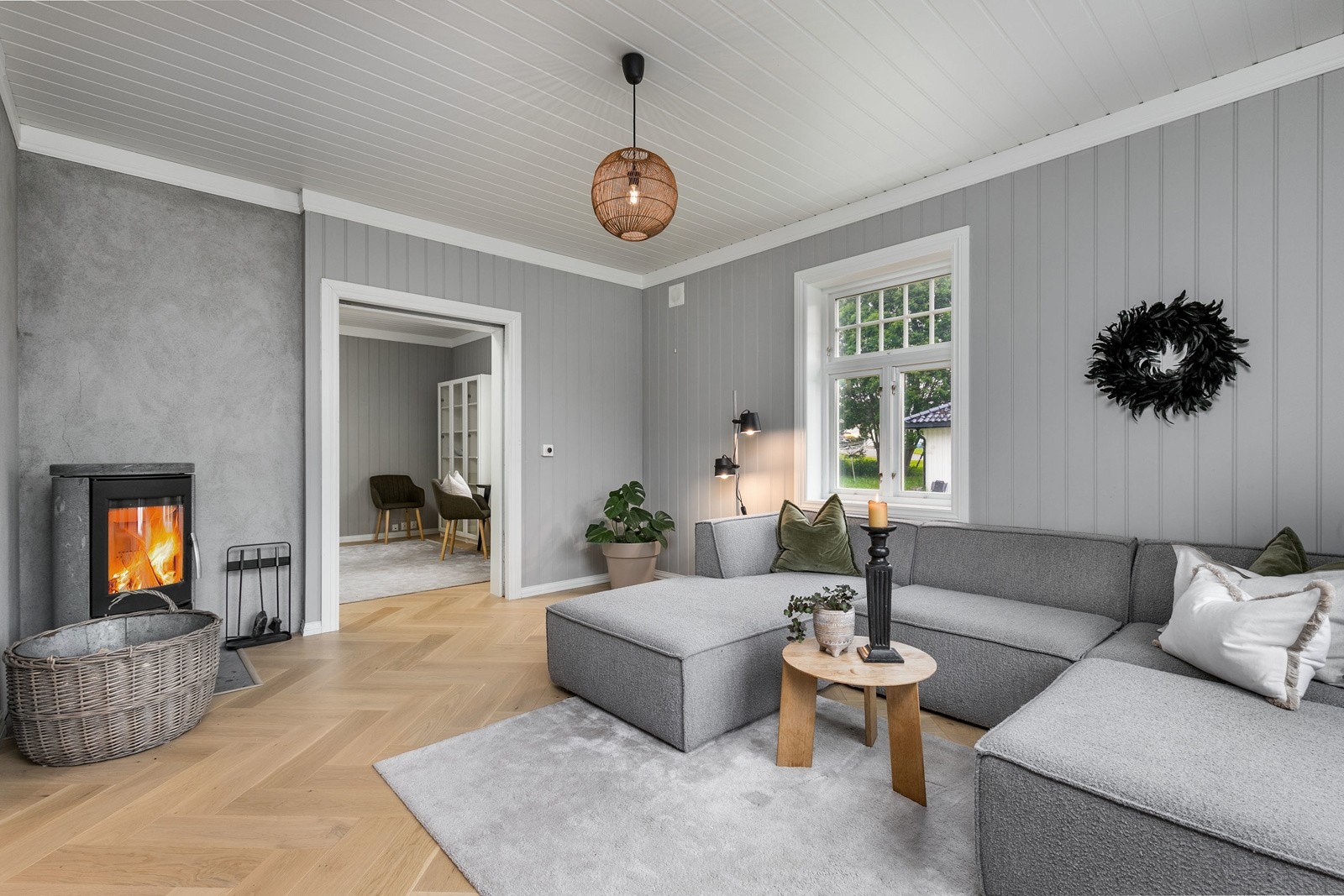 Her er det god plass til sofagruppe, og den moderne kleberstenspeisen sørger for en lun og hyggelig atmosfære. Galleribilde