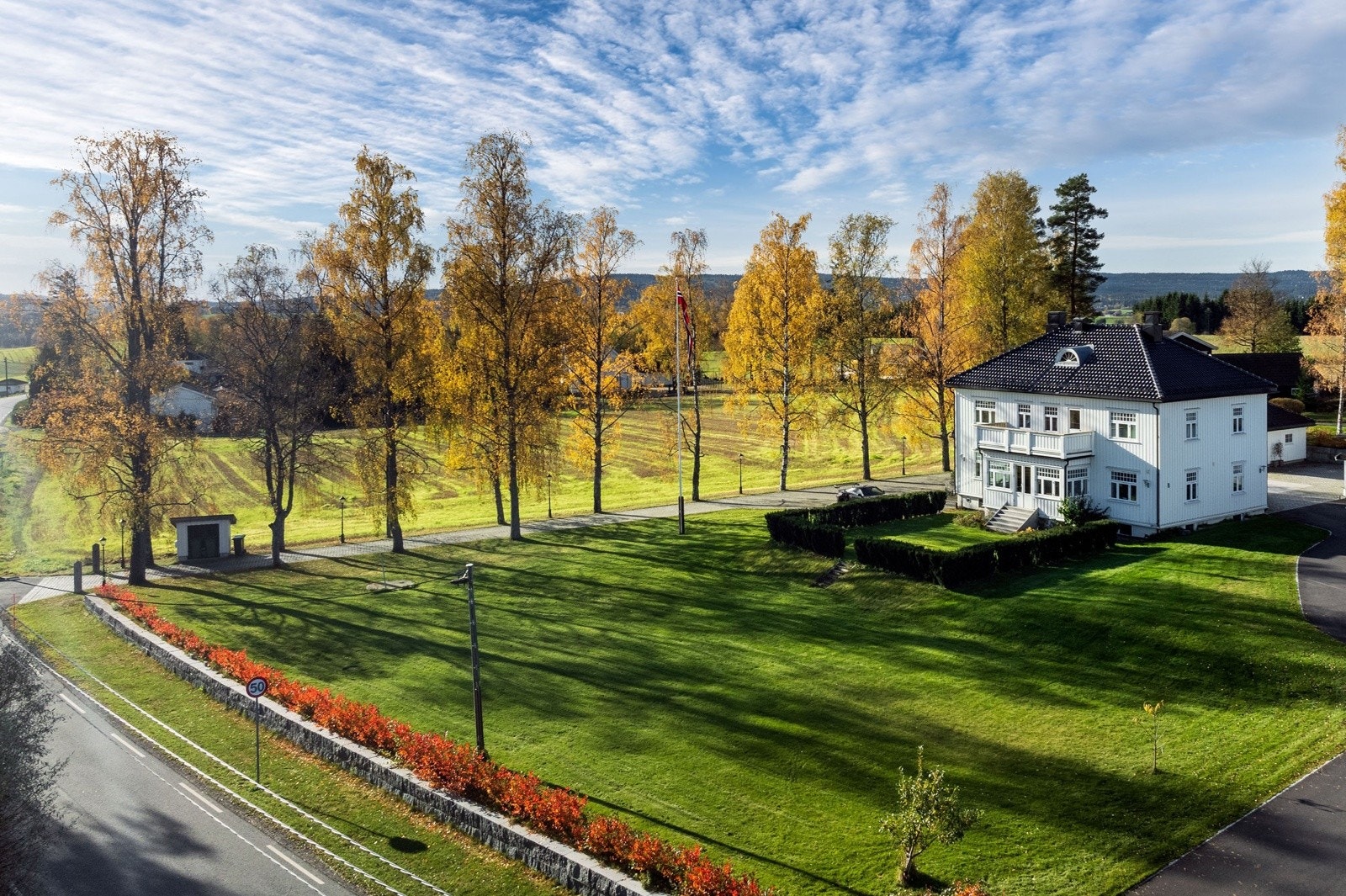 Villaen er vakkert beliggende på en parkmessig opparbeidet tomt på 2 794 kvm Galleribilde