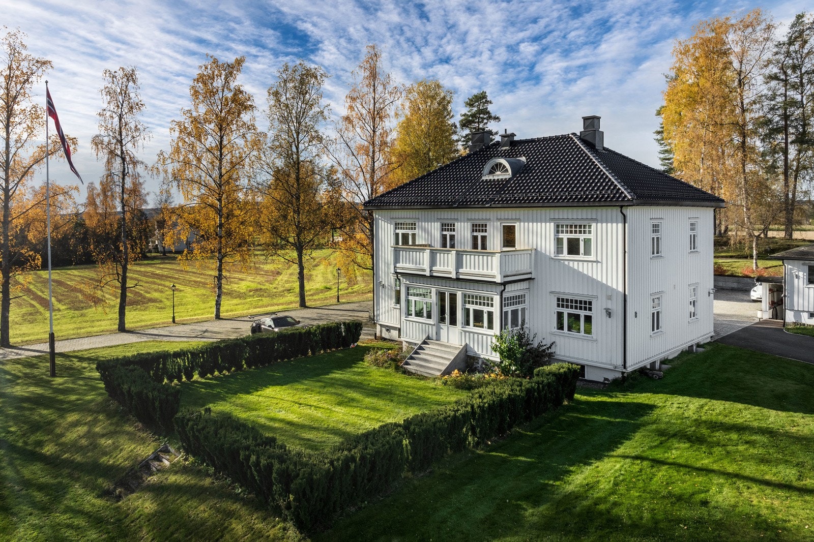Villaen er tegnet i skjæringspunktet mellom embetsbolig/nyklassisisme, og ble omfattende oppgradert i 2014 med respekt for eiendommens opprinnelige uttrykk Galleribilde