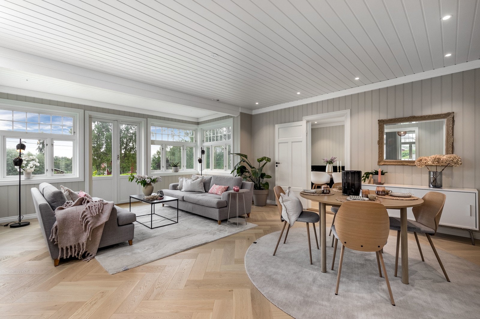 De store vinduene sørger for en fantastisk utsikt ut mot den vakre hagen Galleribilde