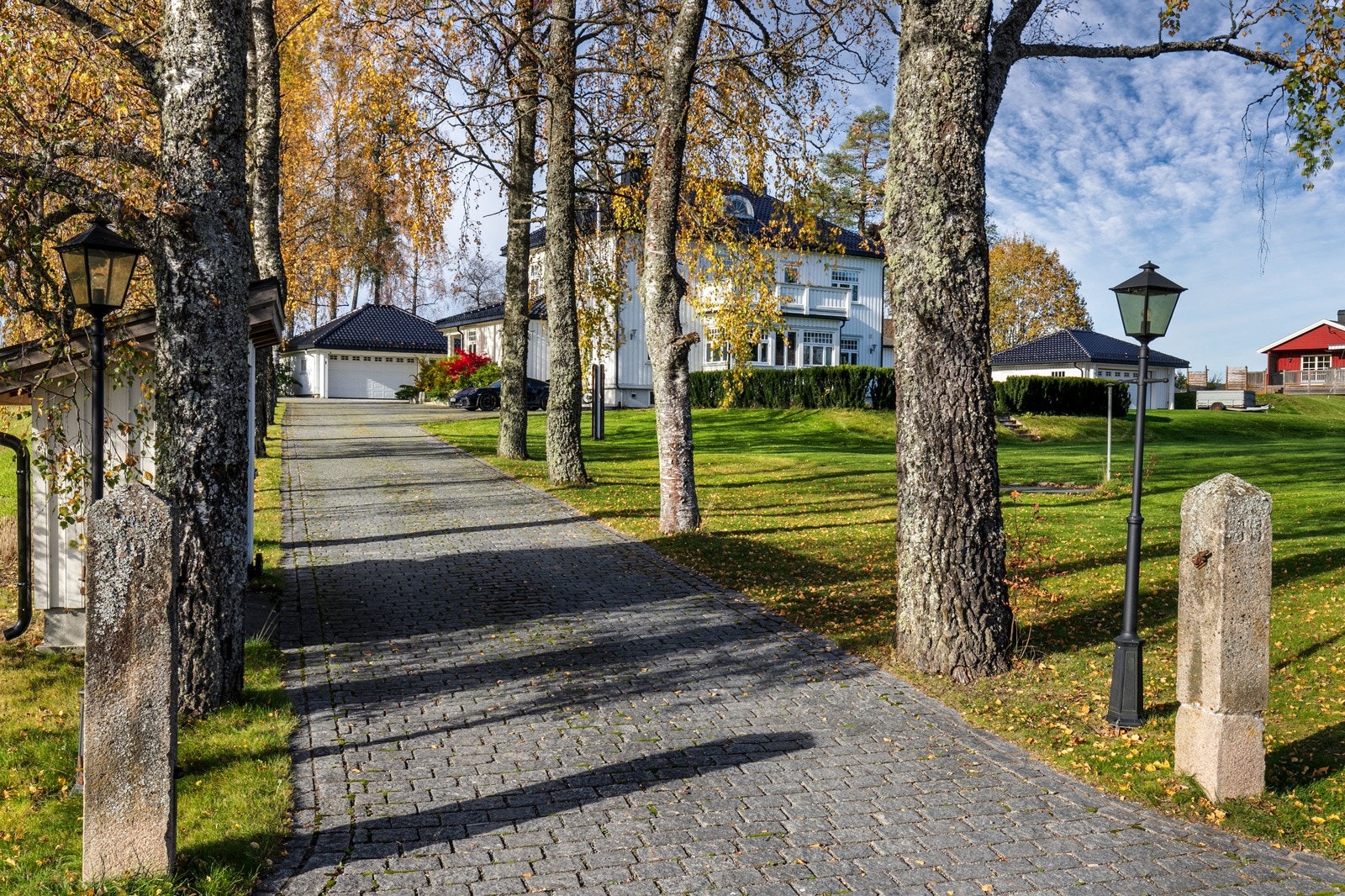 En vakker allé tar deg gjennom tomten og opp til den brosteinsbelagte gårdsplassen Galleribilde