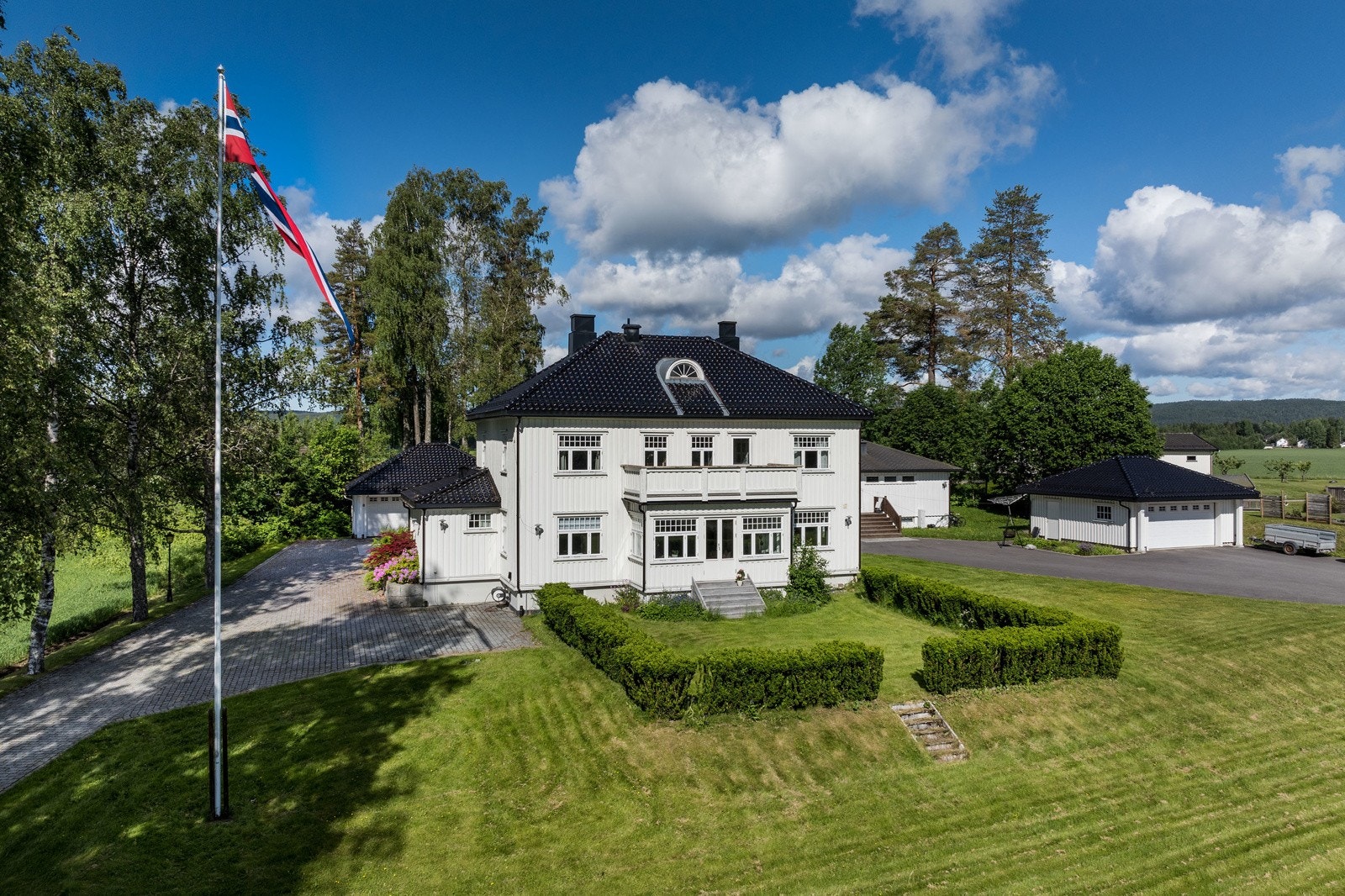 Huset er oppført i 1932, tegnet i stil utført i skjæringspunktet mellom embetsbolig og nyklassisisme Galleribilde