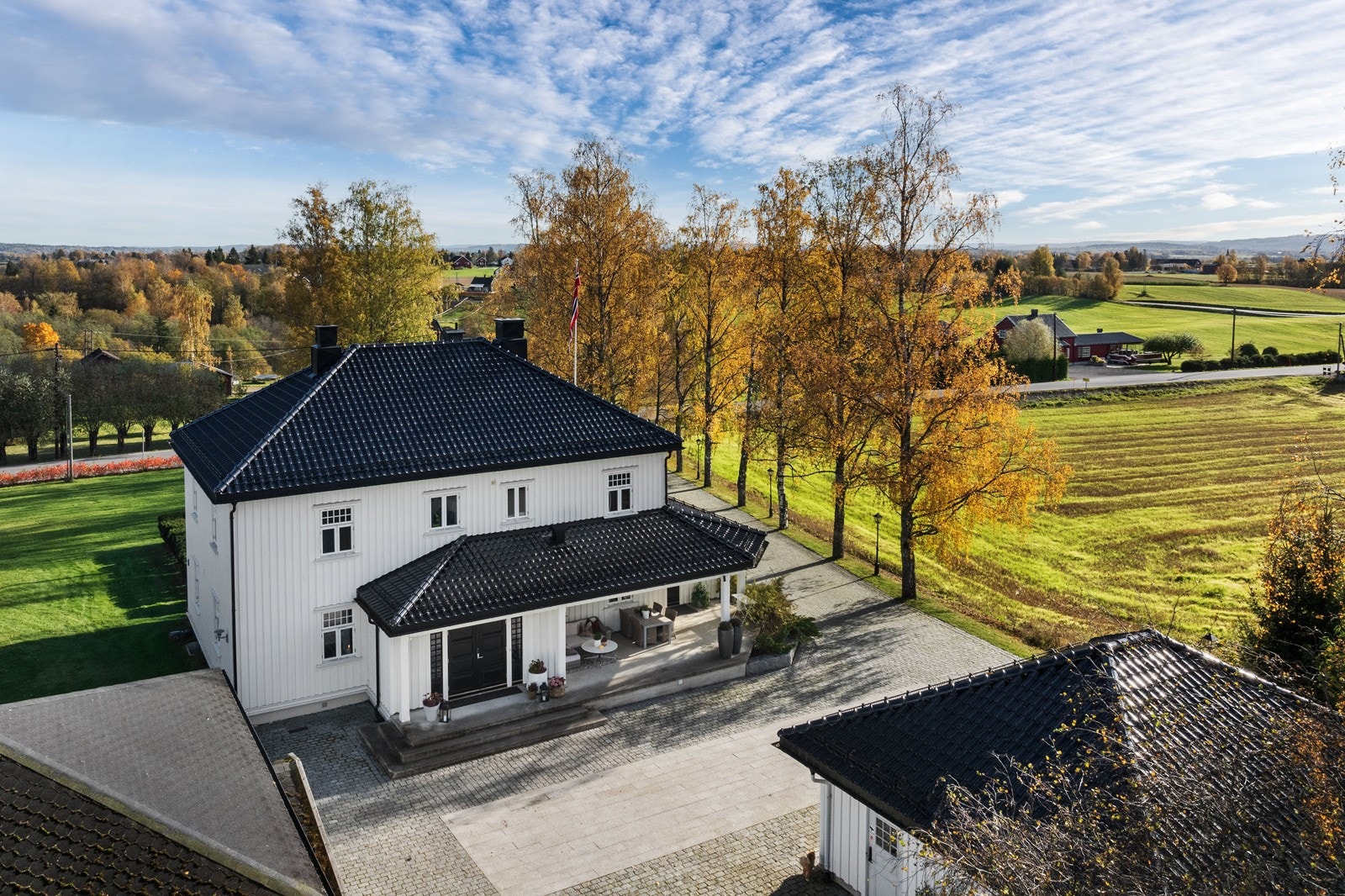 Eiendommen har en landlig, rolig og svært attraktiv beliggenhet på Gjerdrum, med en sjelden kombinasjon av skjermede omgivelser og kort vei til sentrum. Galleribilde