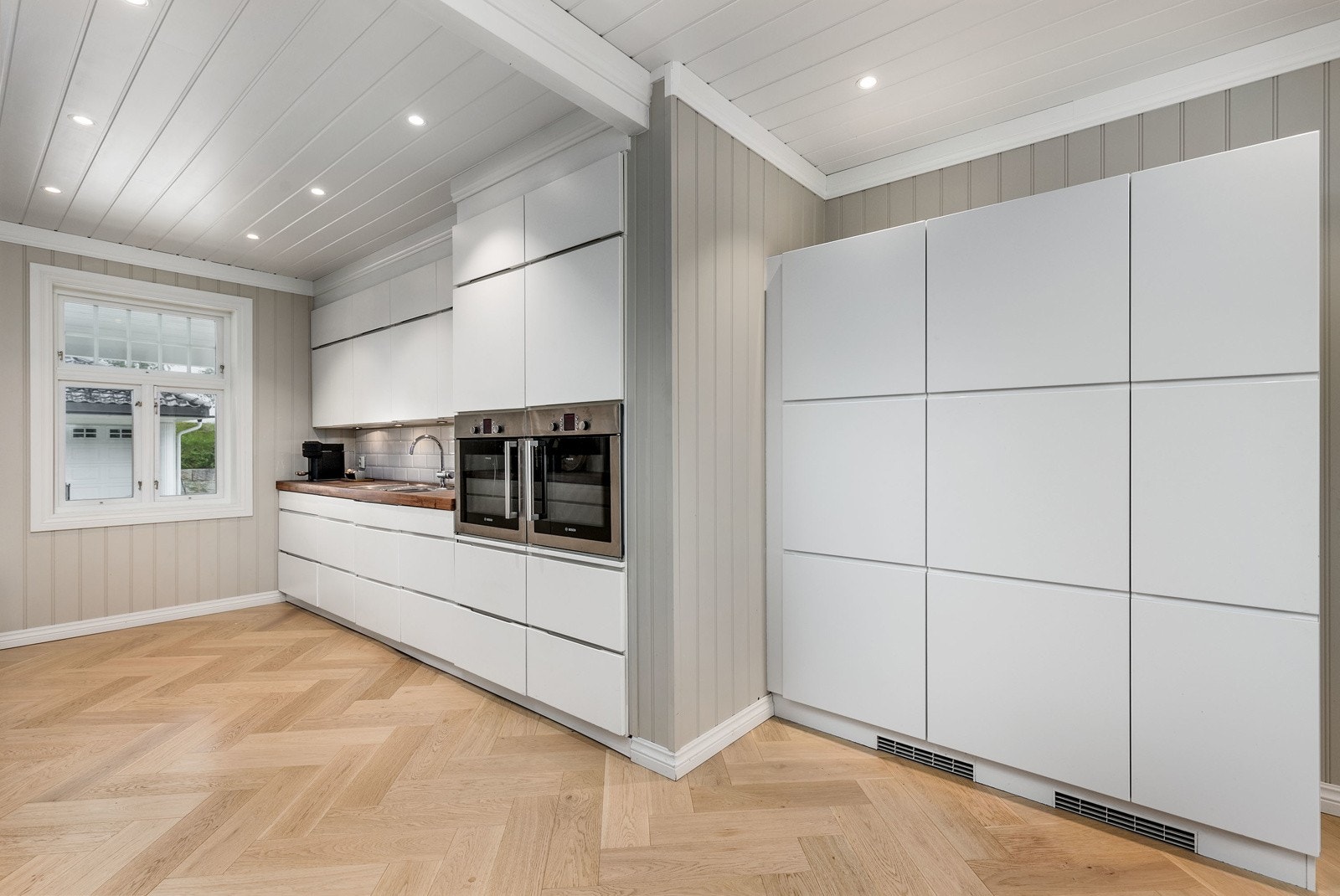 Kjøkkeninnredningen er utstyrt med påkostede integrerte hvitevarer, ekstra bred induksjonstopp, to stekeovner med pyrolyse, Siemens ventilator, integrert kjøleskap samt integrert fryseskap. Galleribilde