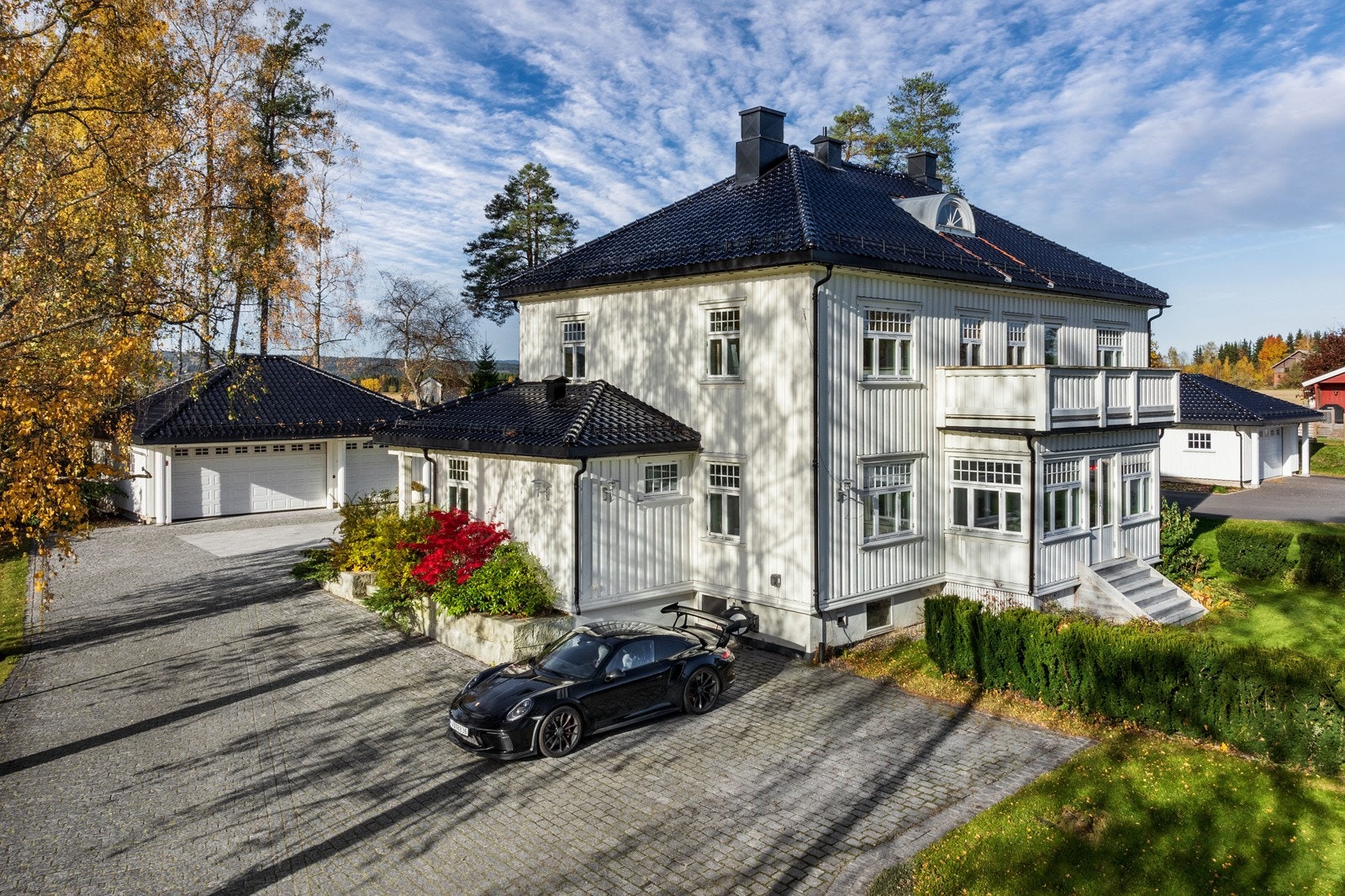 Meget represenativ brosteinsbelagt gårdsplass, med isolert trippelgarasje og mange parkeringsplasser Galleribilde