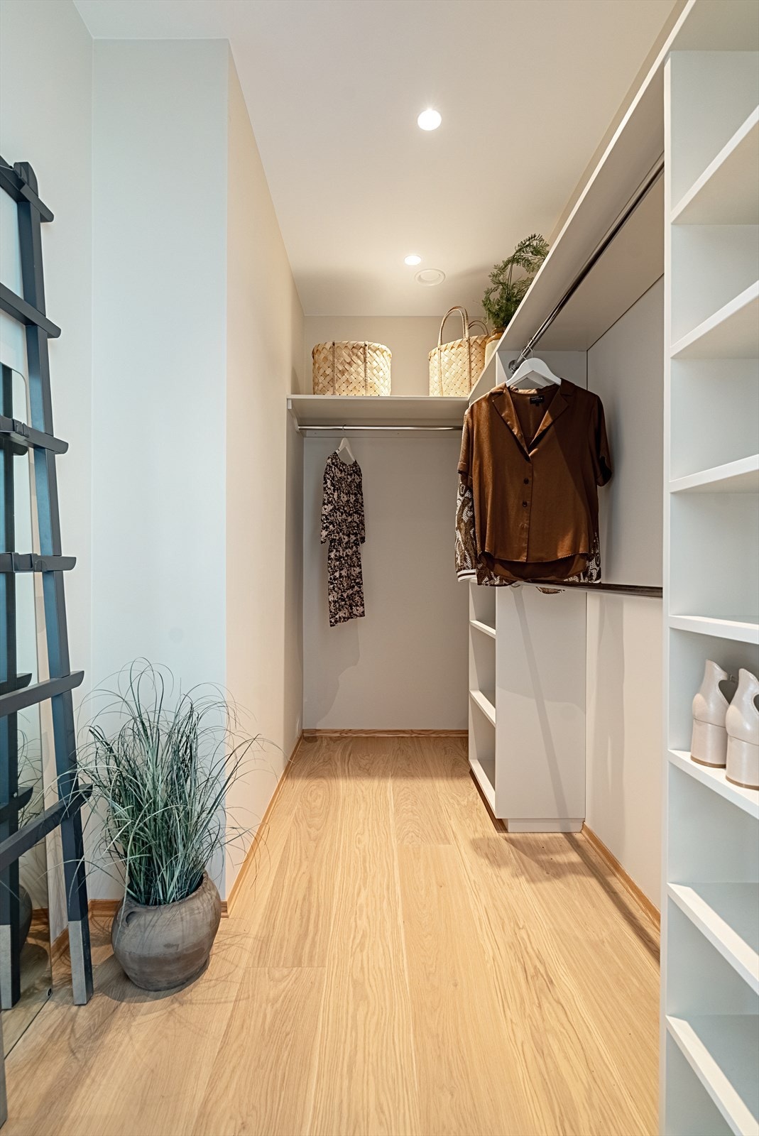 Eget walk-in closet i sokkeletasjen gir rikelig med lagringsplass for klær mm. Galleribilde