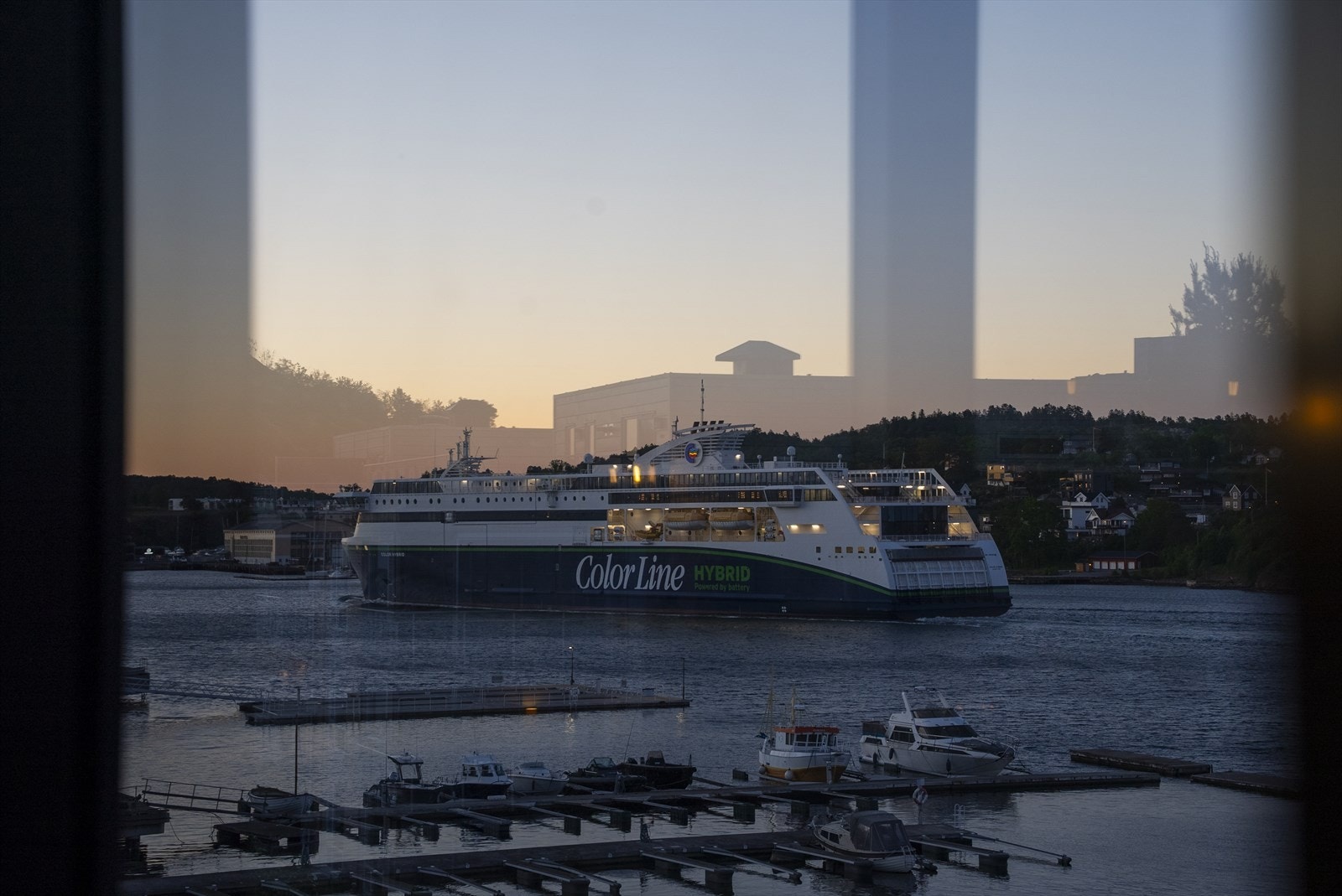 Nært på trafikken i fjorden Galleribilde