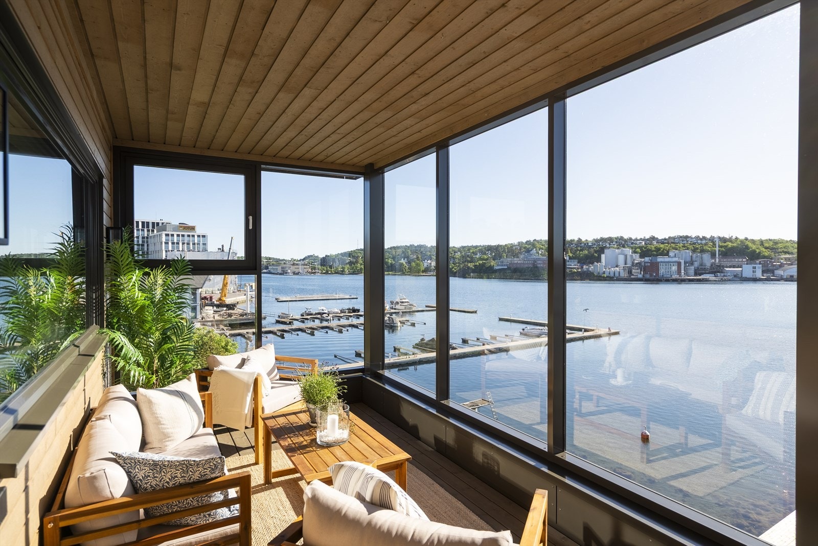 Innglasset utestue på 18 m² som forlenger utesesongen og gir ly for vær og vind. Galleribilde