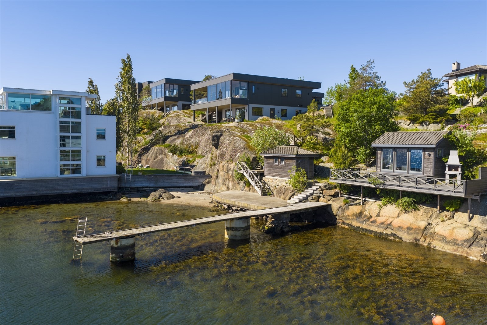 Eiendommen ligger høyt og fritt i 2.rekke fra sjøen og med mulighet for båtplass på felles brygge Galleribilde