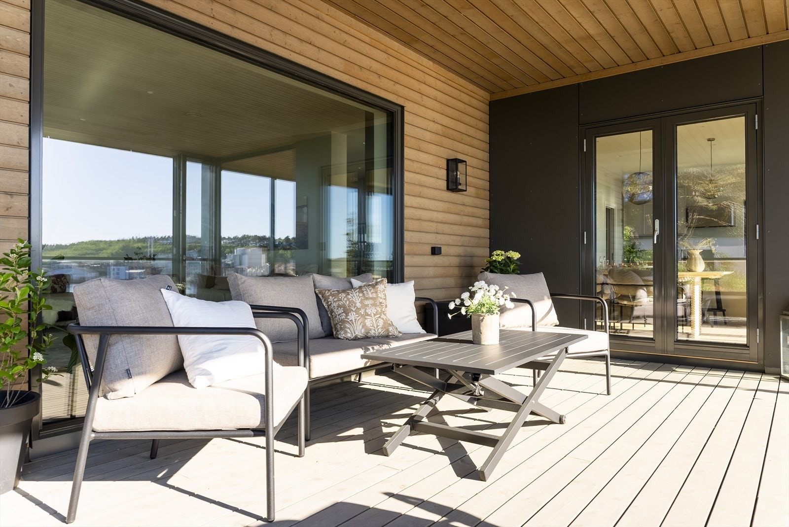 Uteplassen har rikelig med plass for både spisebord og loungegruppe. Galleribilde