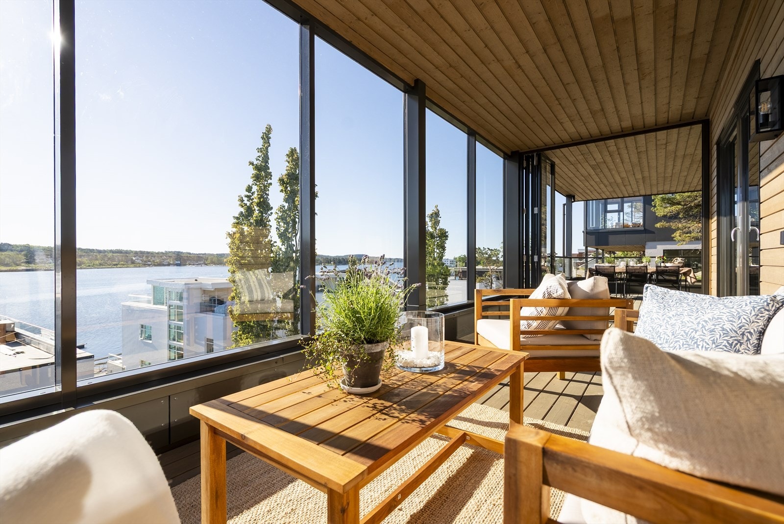 Fra den innglassede sonen er det foldedører ut til det åpne terrassearealet. Galleribilde