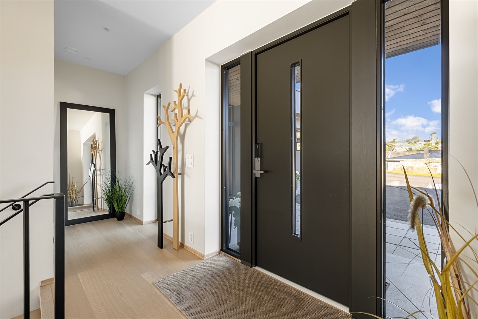 Entré med plassbygget garderobe og 1-stavs eikparkett, som er gjennomgående i hele boligen. Galleribilde