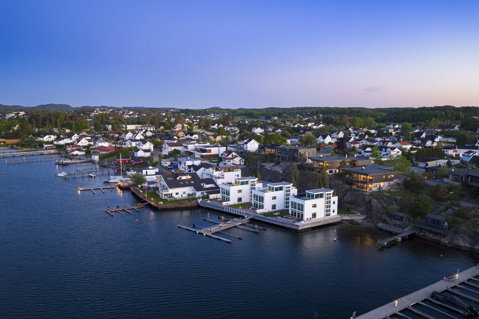 Nybygd enebolig fra 2024 med effektive energiløsninger som bergvarme og balansert ventilasjon. TG0 på alle vurderte punkter i tilstandsrapporten, som er uvanlig og vitner om bolig meget god teknisk stand. Galleribilde