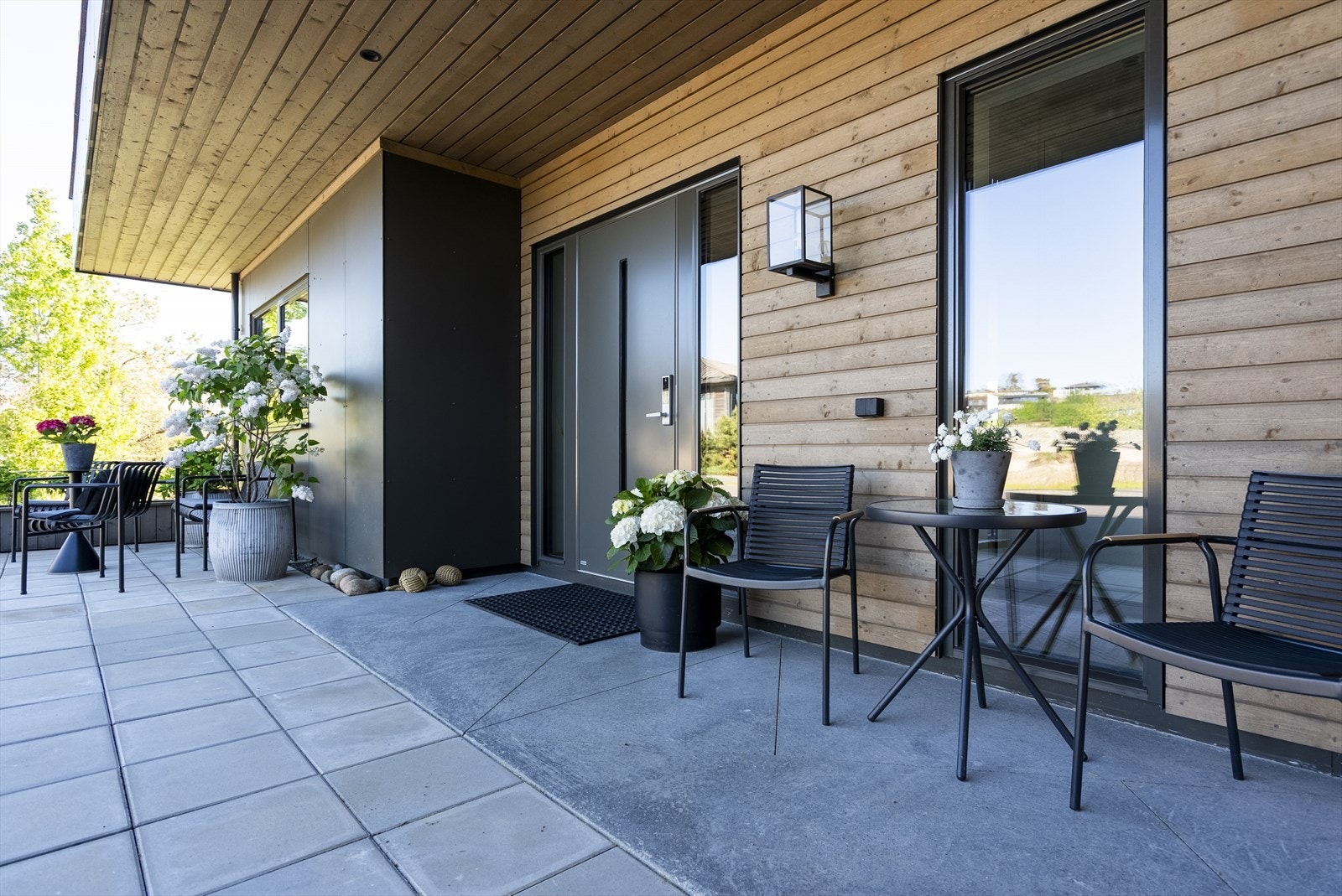 Overbygd inngangsparti. Fasaden er kledd med vedlikeholdsfrie Cembrit fasadeplater og liggende behandlet kledning. Galleribilde