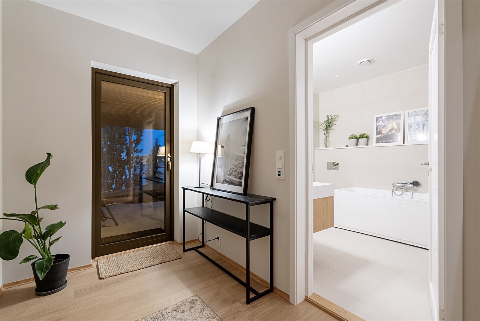 Fra hallen er det også adkomst til den overbygde uteplassen. Galleribilde
