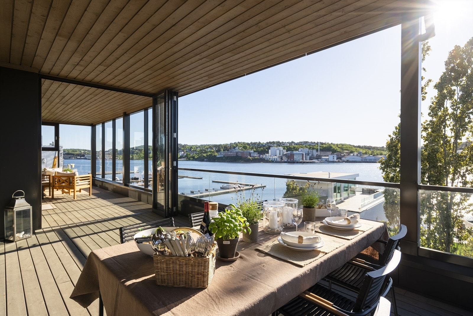 De store foldedørene åpner opp mellom utestua og åpen terrasse Galleribilde