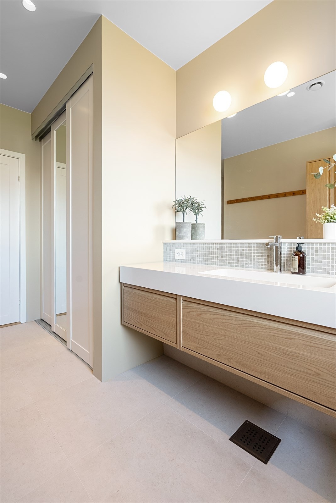 Vaskemaskin og tørketrommel i innebygget nisje, samt stor, praktisk garderobe Galleribilde