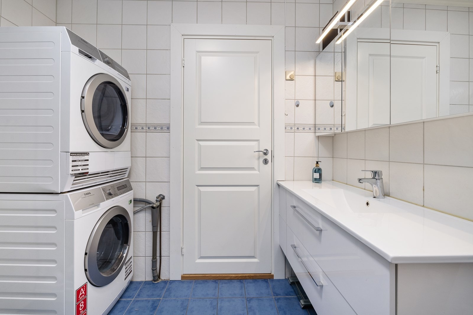 Badet er romslig og har et praktisk opplegg for vaskesøyle. Galleribilde