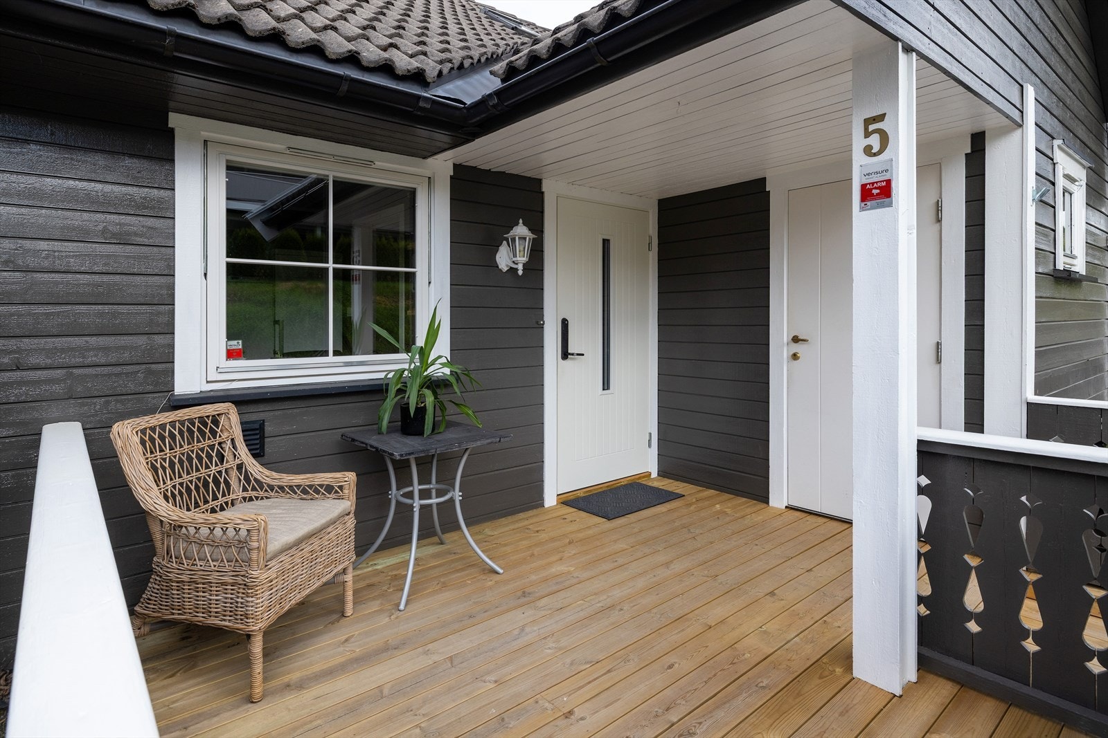 Overbygget og hyggelig inngangsparti med en terrasse på ca. 10 m². Galleribilde