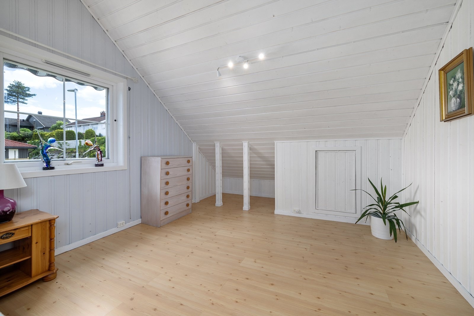 Soverom med panel på vegger og i tak. Rommet gir fleksible innredningsmuligheter. Galleribilde