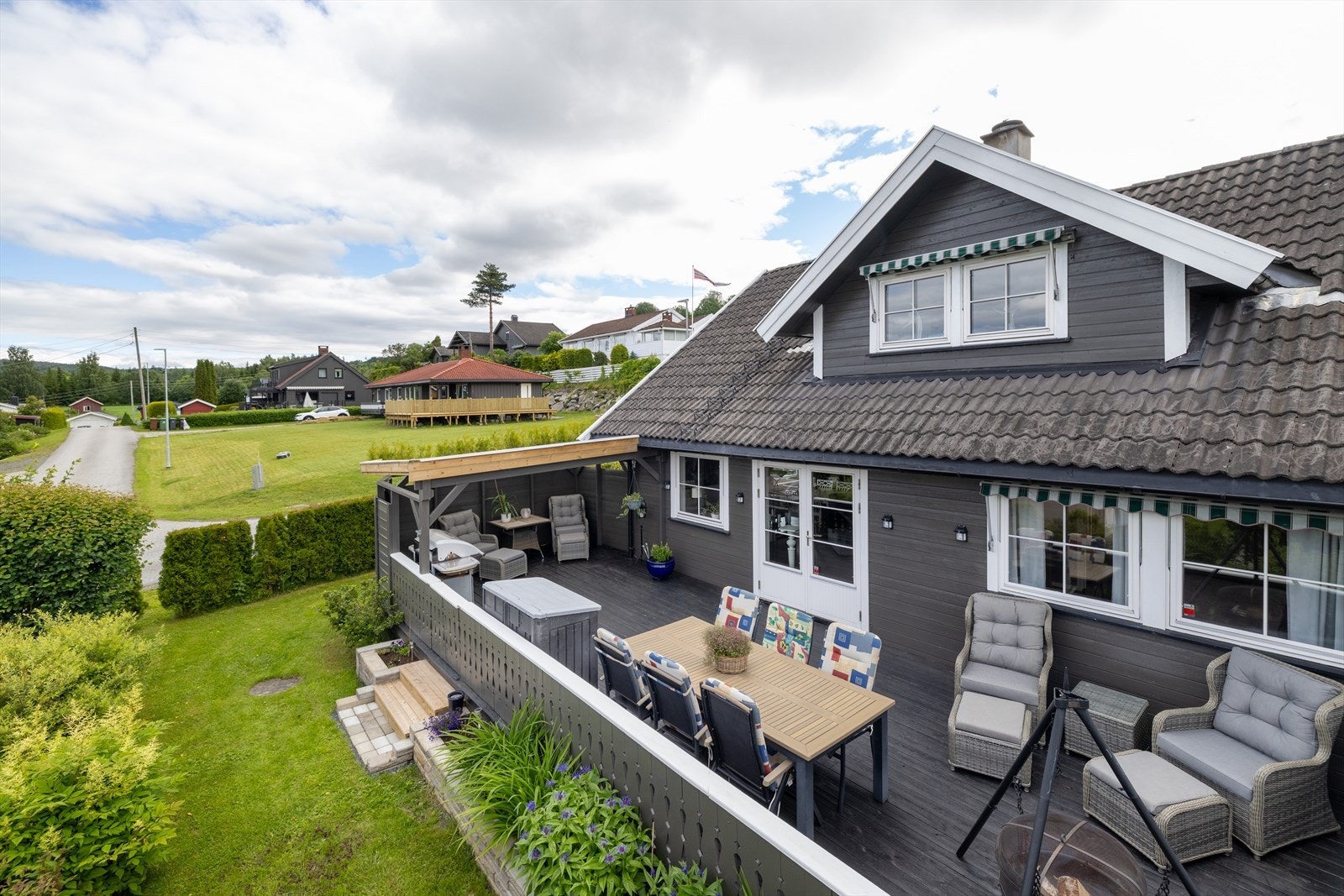 Stor, vestvendt terrasse på ca. 40 m² med utgang direkte fra stuen. Galleribilde