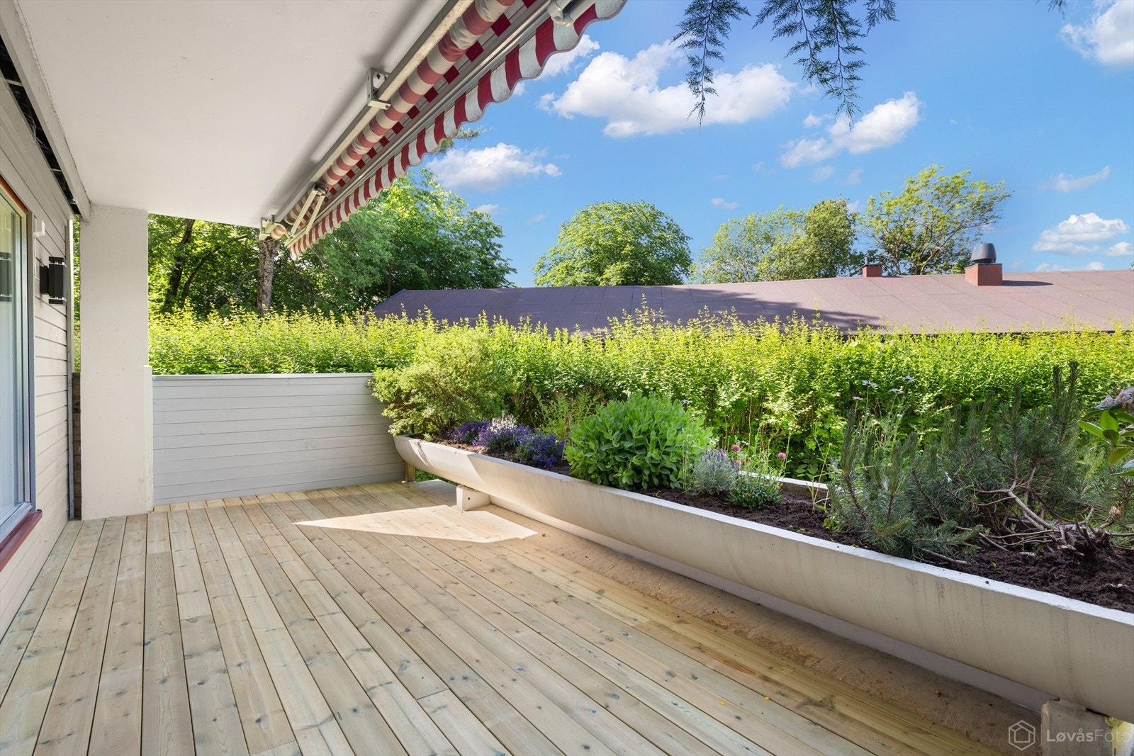 Innerst på området er man godt avskjermet. Her kan sommeren nytes med grilling og hyggelige middager. Det er helt nytt terrassedekke. Galleribilde