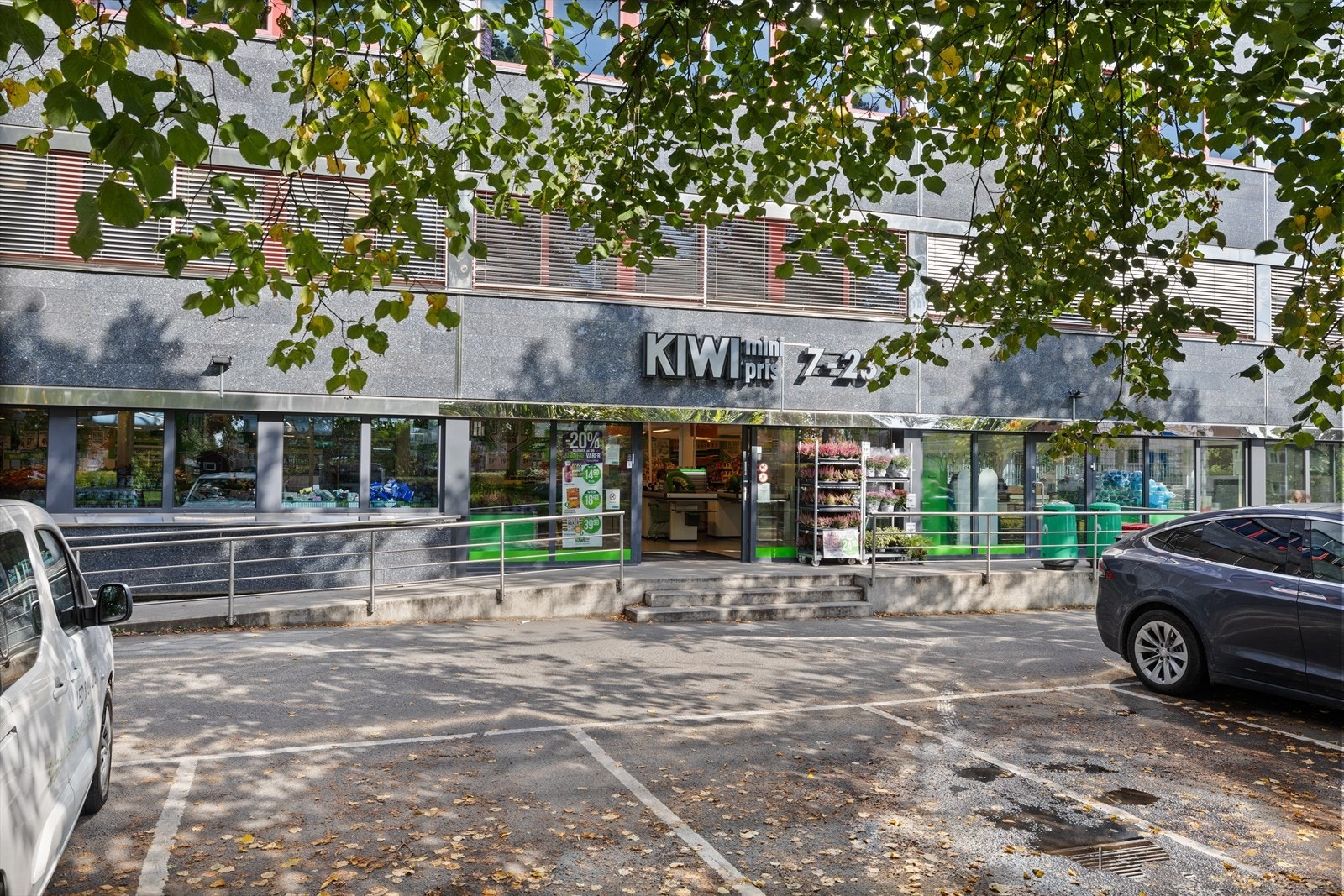 Hverdagen blir enkel med matbutikk rett over gaten. Galleribilde