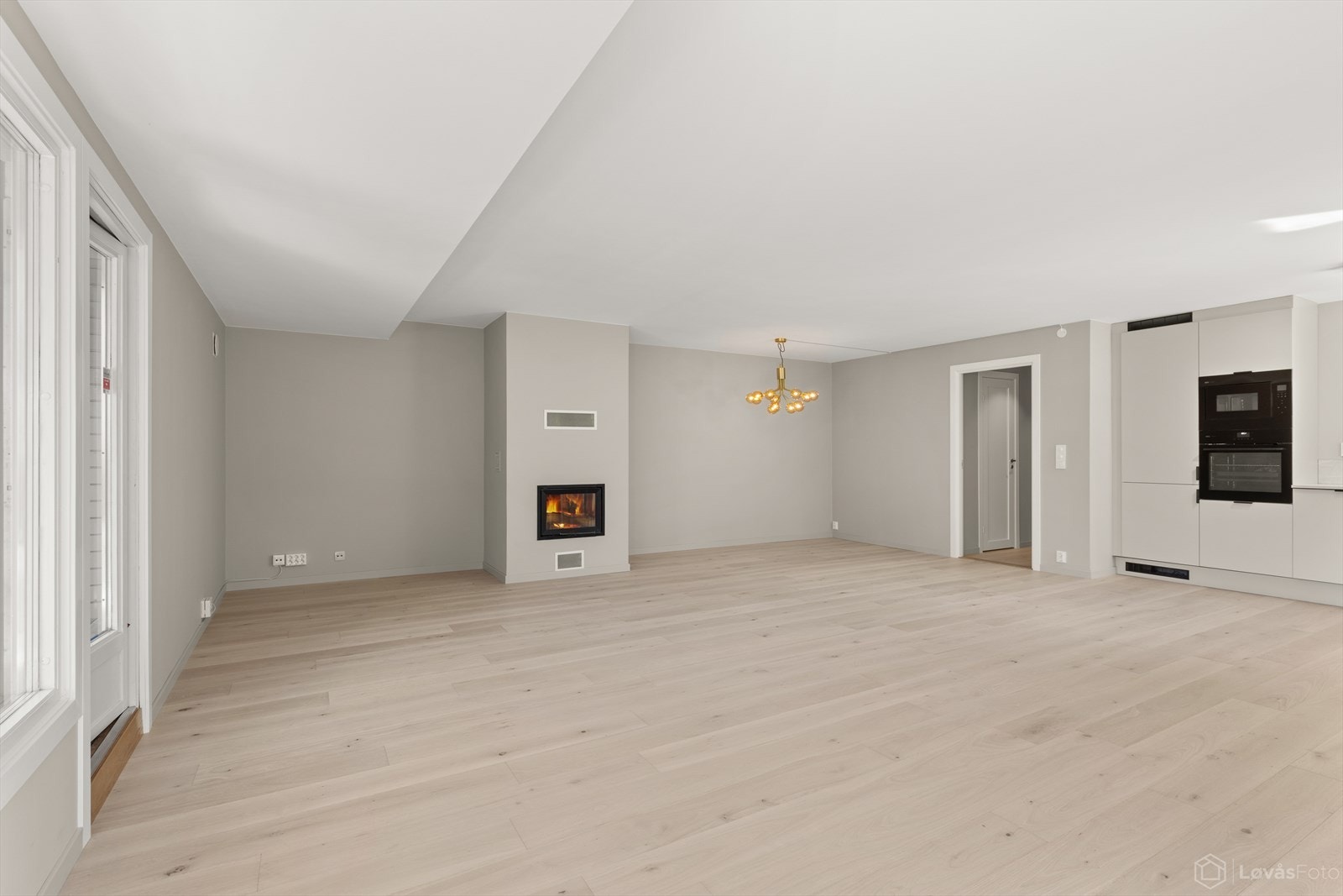 Stuen er meget romslig og flere naturlige soner for møblering. Galleribilde
