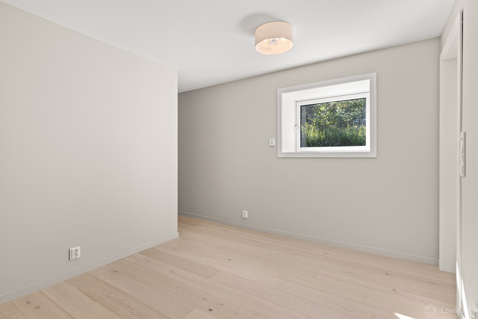 Rundt hjørnet er det videre inn til walk-in-closet. Galleribilde