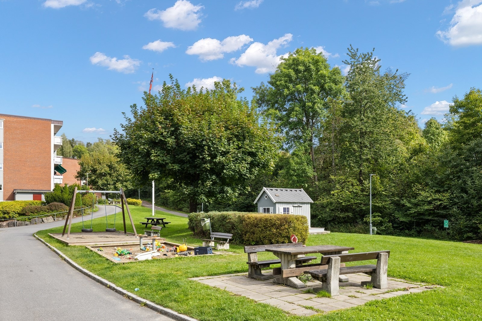 Fra leiligheten er det bare noen få meter til lekeplass for barna. Galleribilde