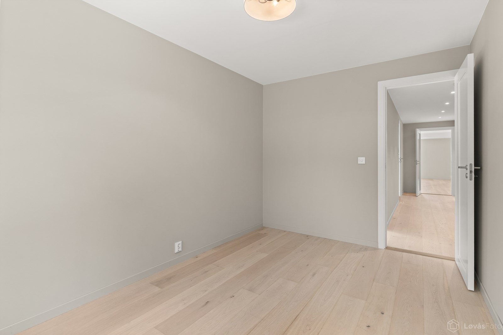 Et perfekt barnerom med plass til seng og garderobeskap. Galleribilde