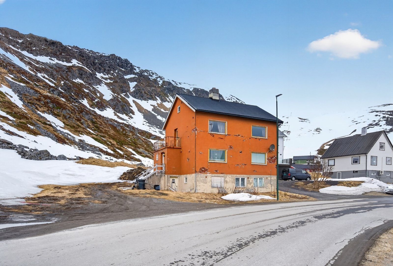Frittliggende hus i naturskjønne omgivelser med nærhet til fjell og vakker utsikt. Perfekt for friluftsentusiaster og rolig livsstil Galleribilde