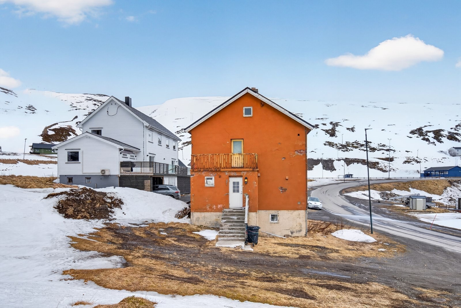 Sjarmerende hus i naturskjønne omgivelser, nær veien Galleribilde