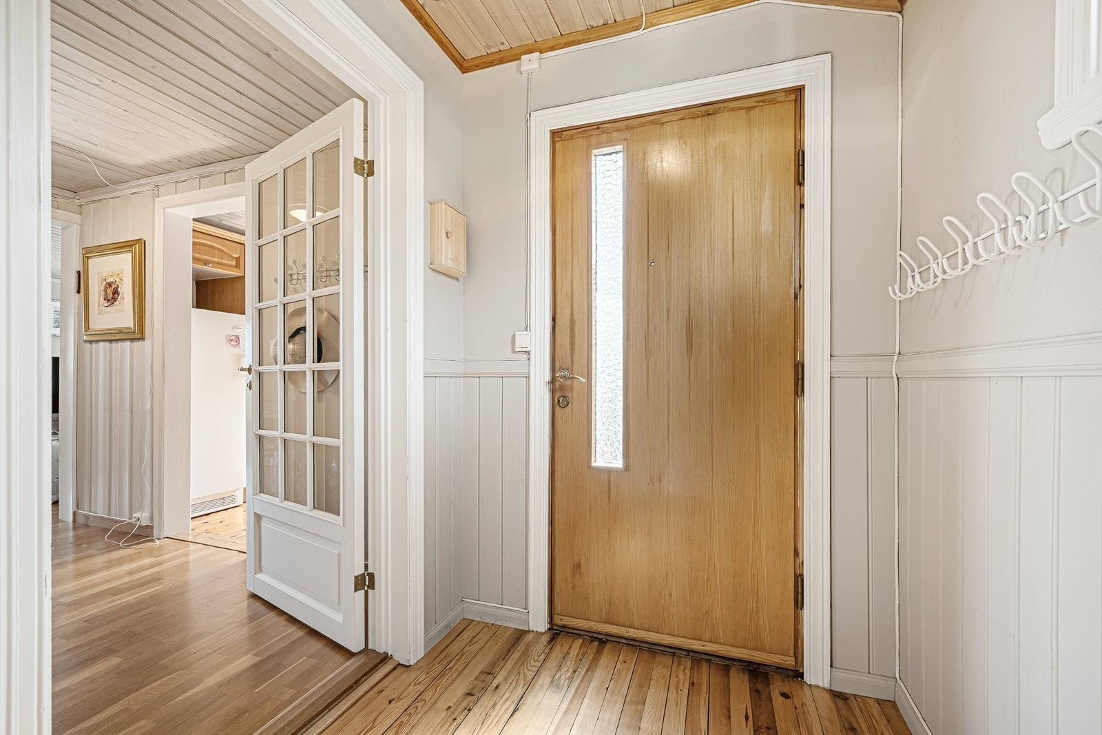 Leiligheten går over 3 plan med hovedinngang i 1. etg. Galleribilde
