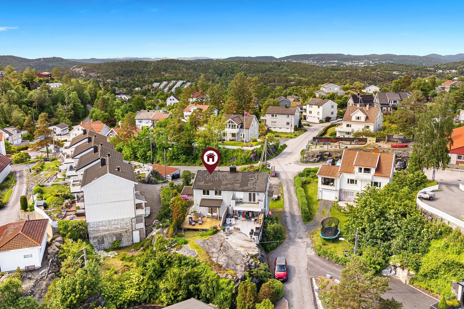 Vestheiveien 12 ligger i et veletablert og barnevennlig boligområdet på Utsikten/Vestheia. Galleribilde