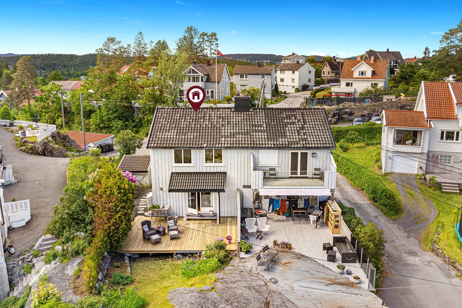Pent opparbeidet tomt med romslig ny platting. Galleribilde