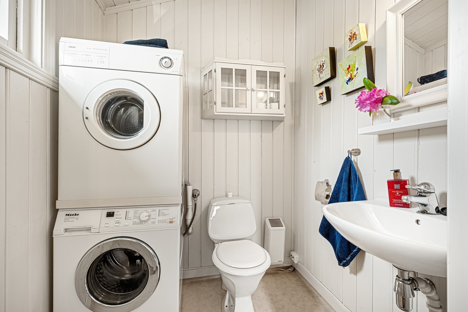 Toalettrom/vaskerom med wc og håndvask. Opplegg for vaskemaskin. Galleribilde