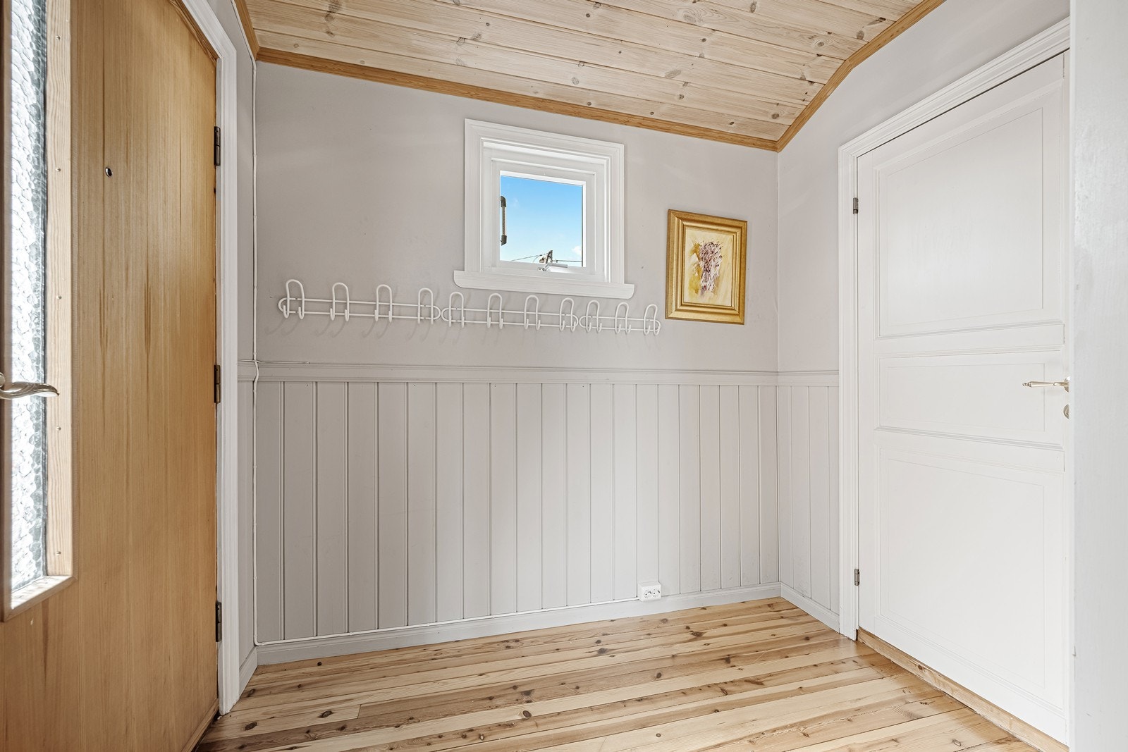 1. etg. inneholder vindfang, toalettrom/vaskerom, kjøkken, stue/spisestue og mellomgang. Galleribilde