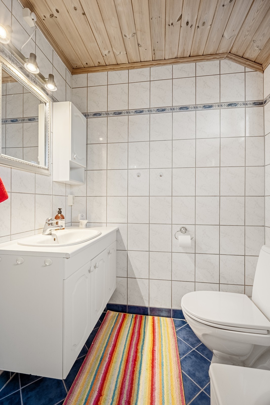 Badet i 2. etg. inneholder wc, håndvask med skap, badekar og dusjkabinett. Galleribilde