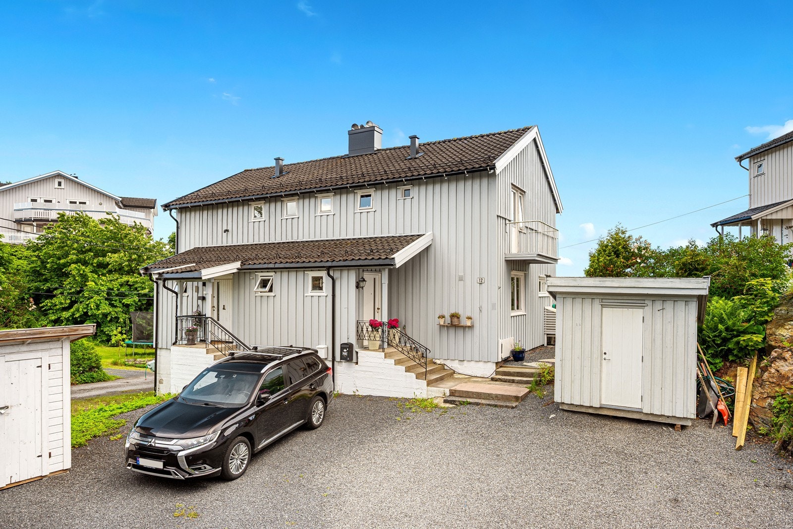 Leiligheten disponerer opparbeidet parkeringsplasser ved inngangsparti. Galleribilde